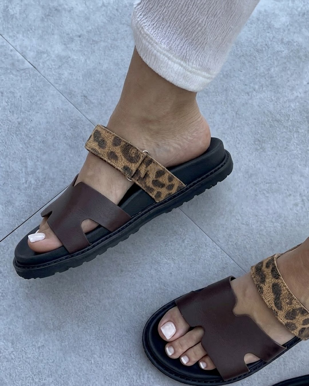 Chinelo Mia Castanho Leopardo